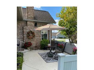 34 Stonegate Cir, Bowling Green, OH 43402