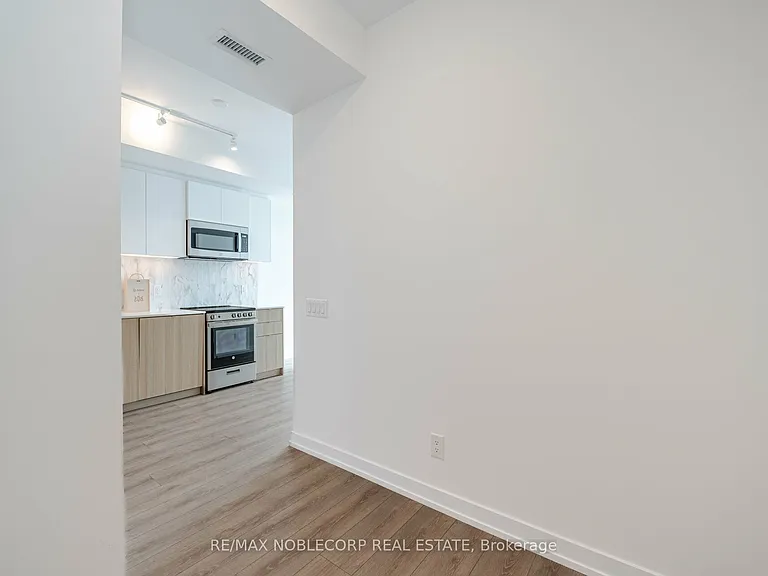 500 Dupont St #409 — Photo 8