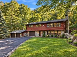 129 Briarwood Dr, Greentown, PA 18426