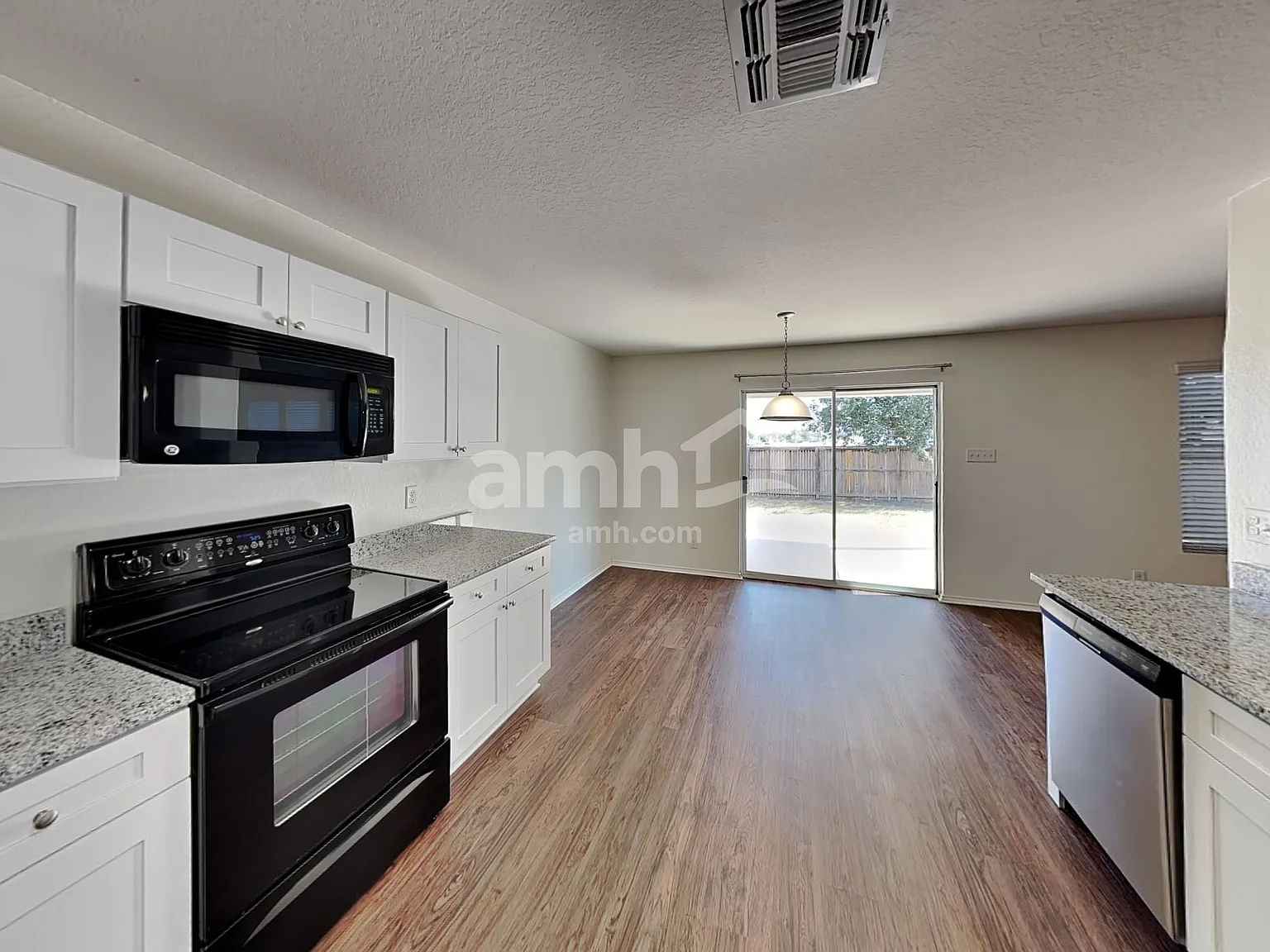 4 bed, 2.5 bath, 2458 sqft, $1,900 — Photo 4