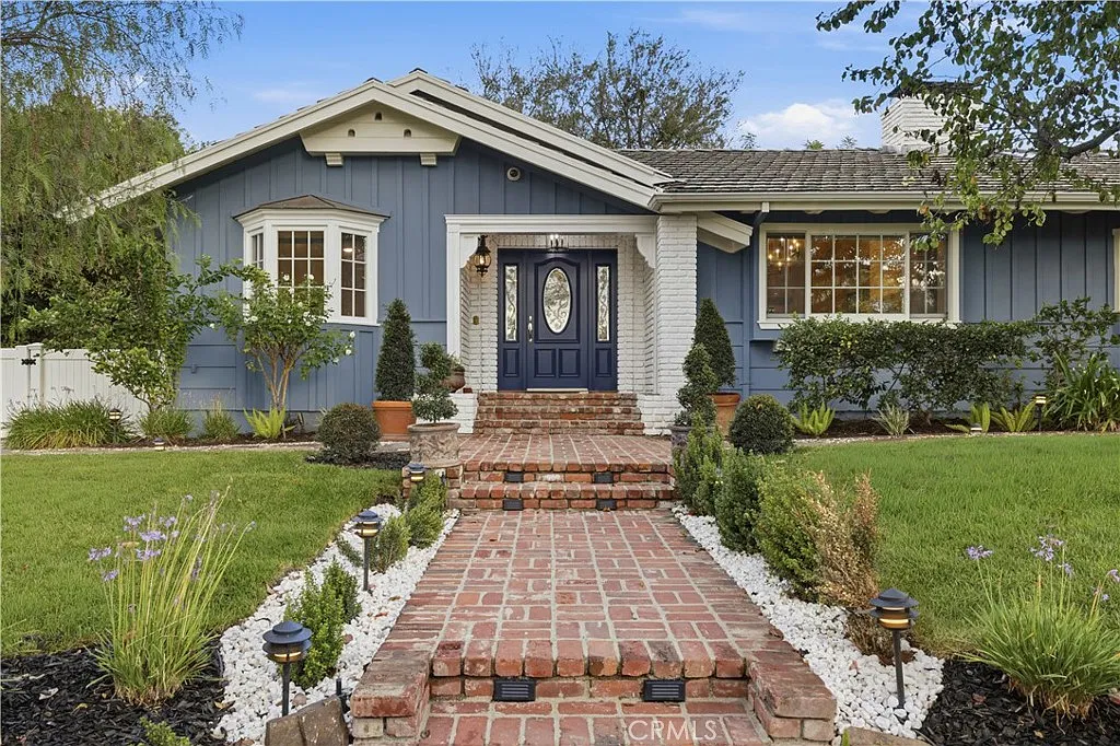 4 bed, 3000 sqft, $10,300 — Photo 2