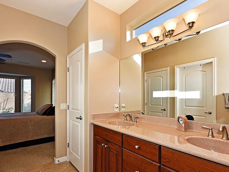 1556 W Songbird Dr — Photo 3
