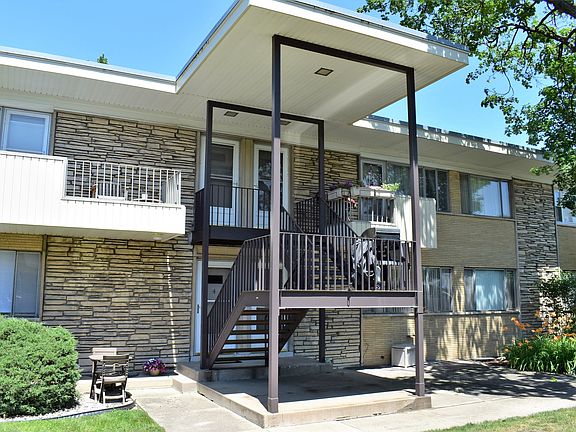 2nd image of 2 Garden Dr APT 4