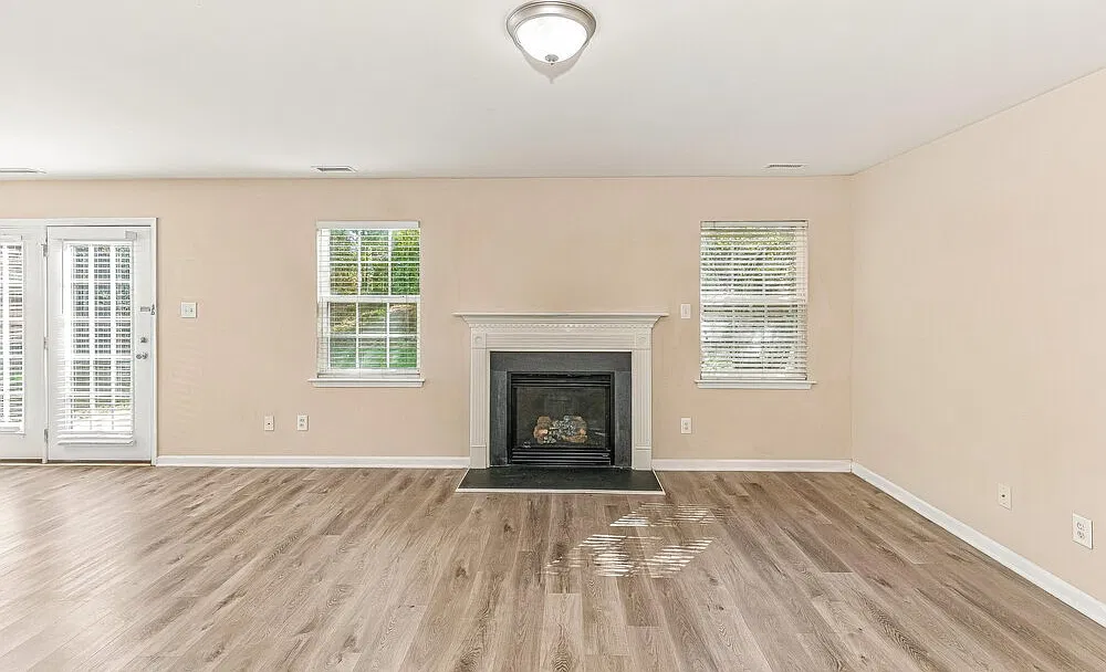 3 bed, 2.5 bath, 2328 sqft, $2,050 — Photo 4