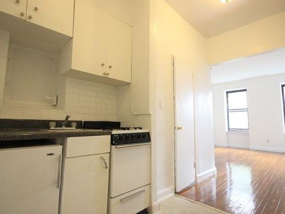 5th image of 353 W 44th St APT 3A