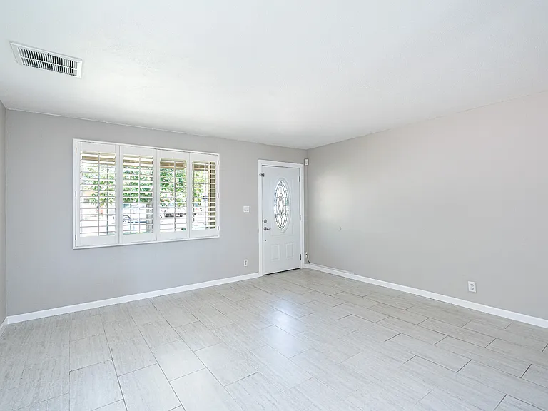 1512 S Beck Ave — Photo 4