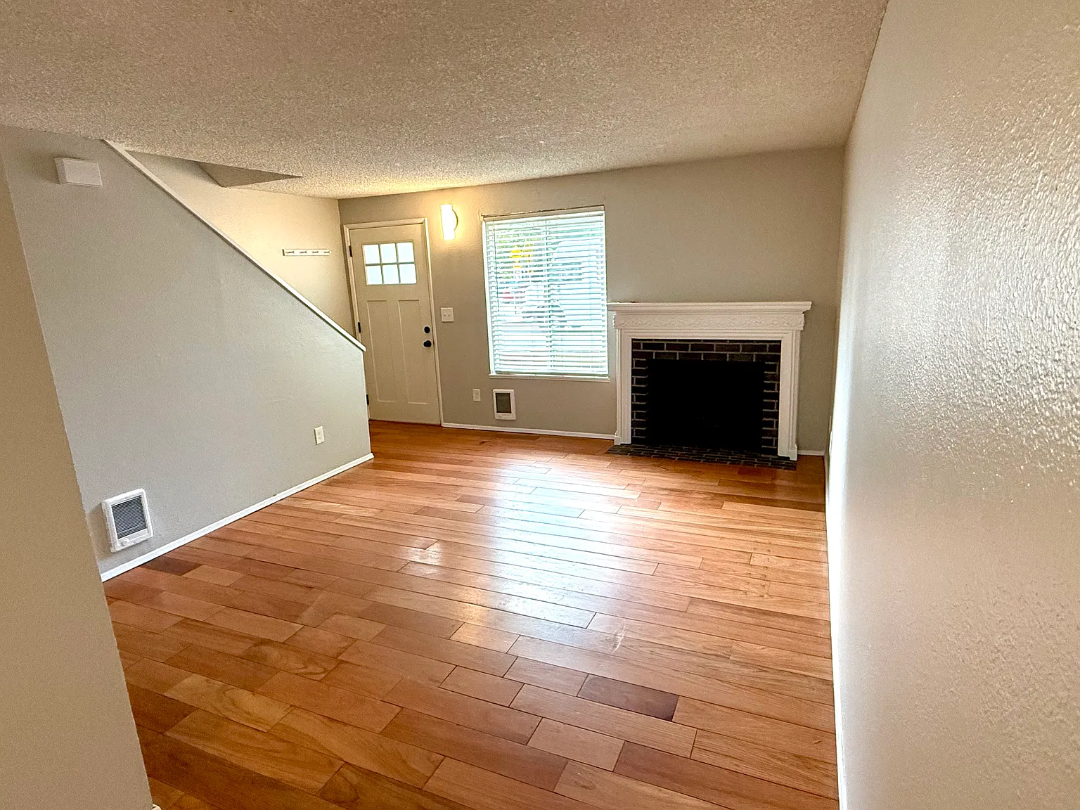 2 bed, 850 sqft, $1,750 — Photo 2