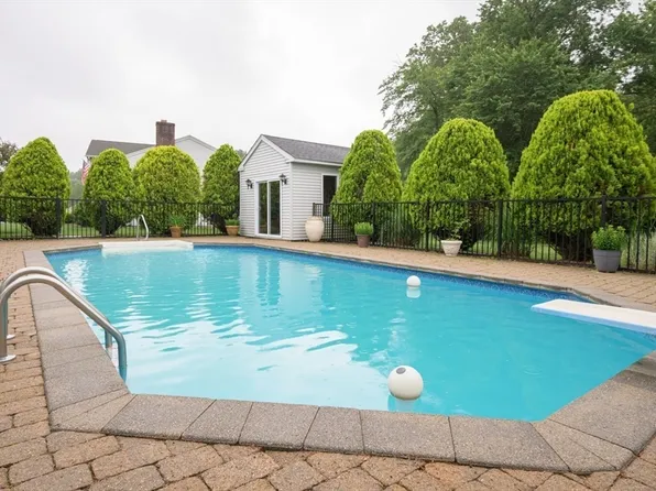 42 Janelle Dr, Agawam, MA 01001