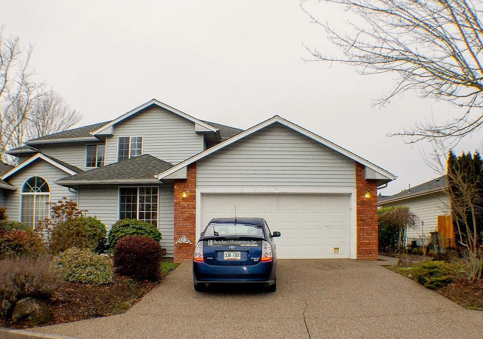 Four-Bedroom Duplex with Bonus Room & W/D Hookups South Salem — Photo 1
