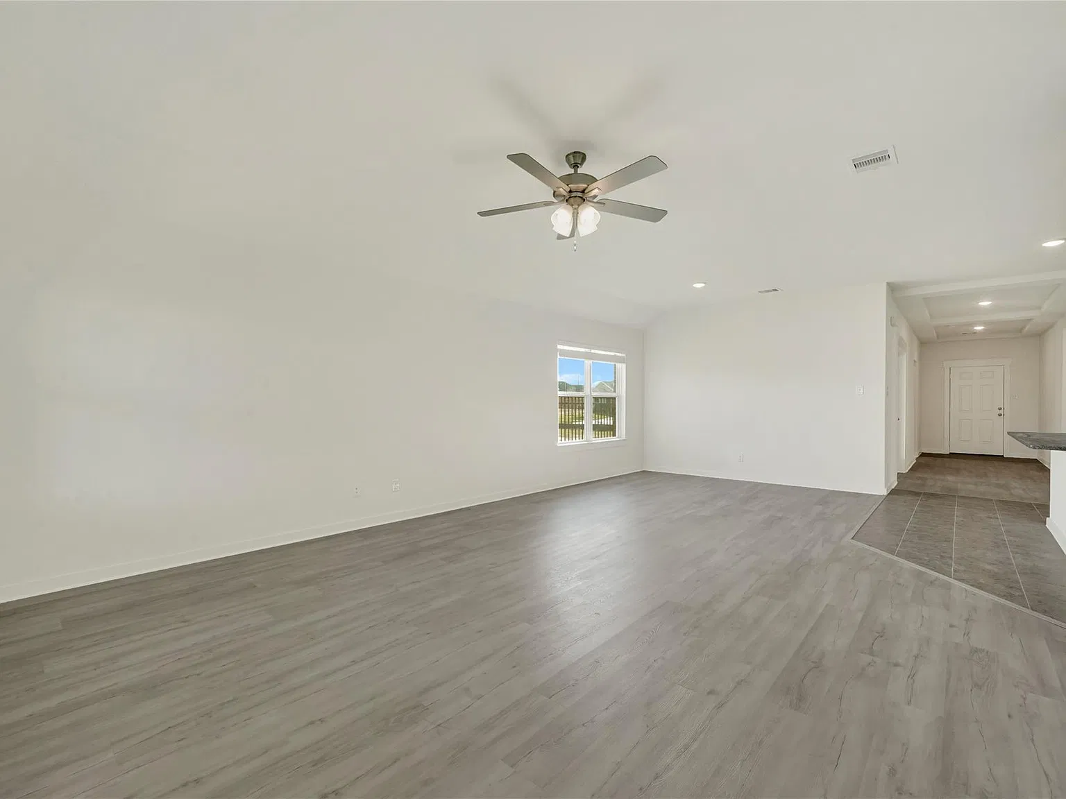 3 bed, 2.0 bath, 2100 sqft, $2,290 — Photo 4