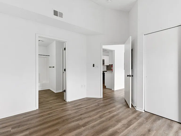 1447 E Oakwood Ln — Photo 16