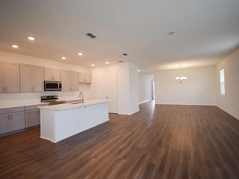 2370 Lancashire St — Photo 10