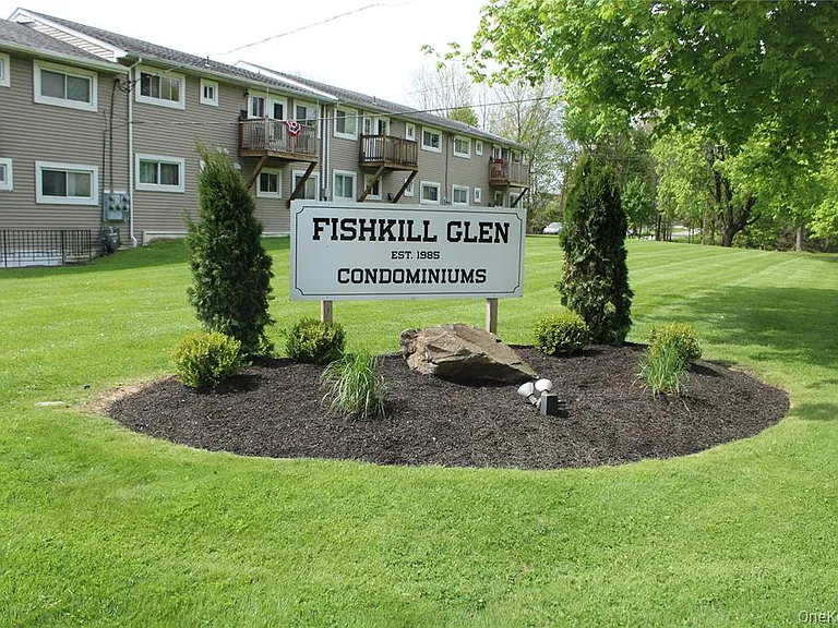 8 Fishkill Glen Dr #A — Photo 1
