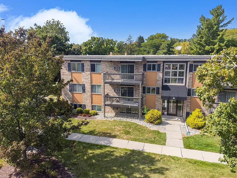 Abbott Pointe Apartments — Photo 22