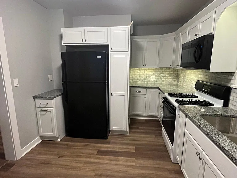 328 E Scribner Ave — Photo 12