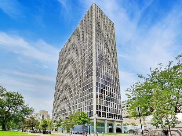 330 W Diversey Pkwy #902-04, Chicago, IL 60657