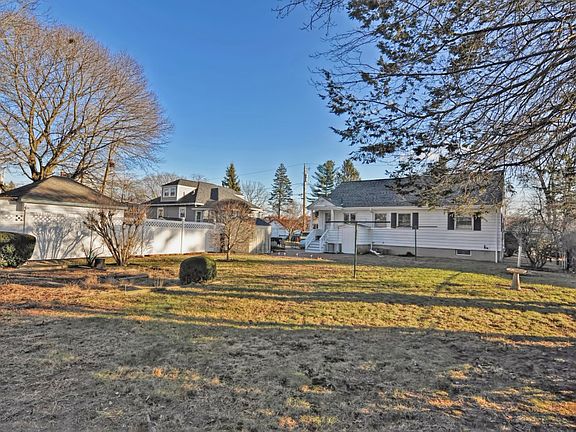 4th image of 149 Carroll Ave