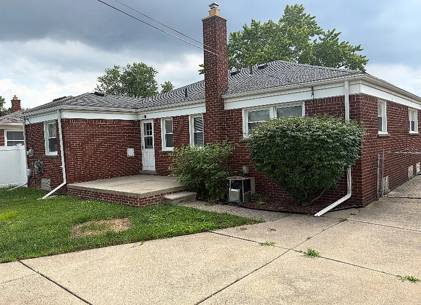 3 bed, 1.5 bath, 1268 sqft, $2,000 — Photo 2