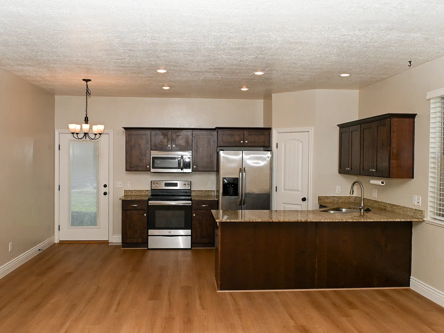 5 bed, 3.0 bath, 2460 sqft, $2,200 — Photo 2