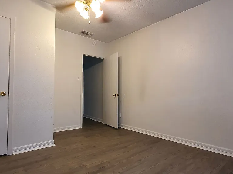 2922 N Oakes St — Photo 11
