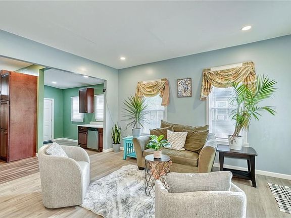 4th image of 170 Otis St