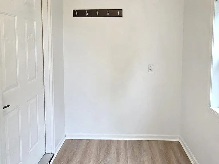 103 E Vermont St — Photo 2