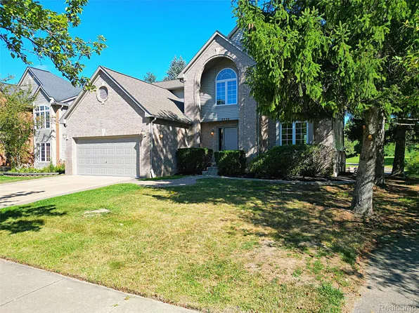 2320 Baltusrol Dr, Commerce Township, MI 48382