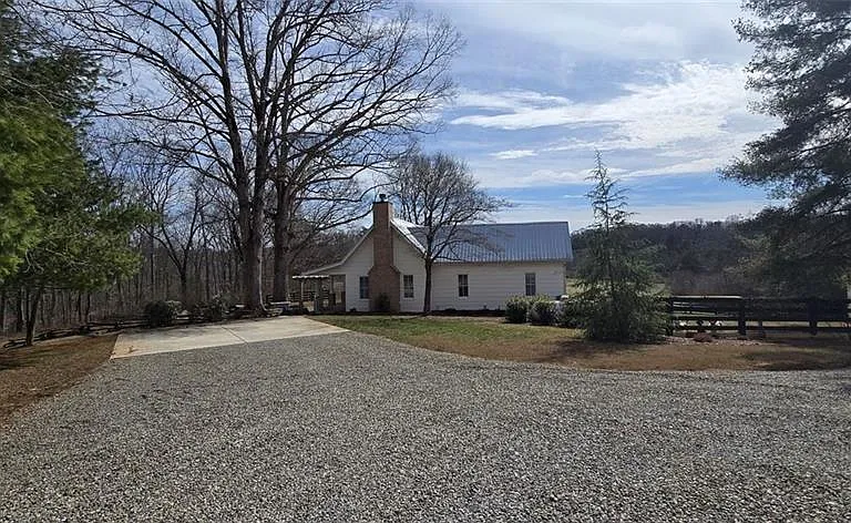 812 Bessie Ln — Photo 2