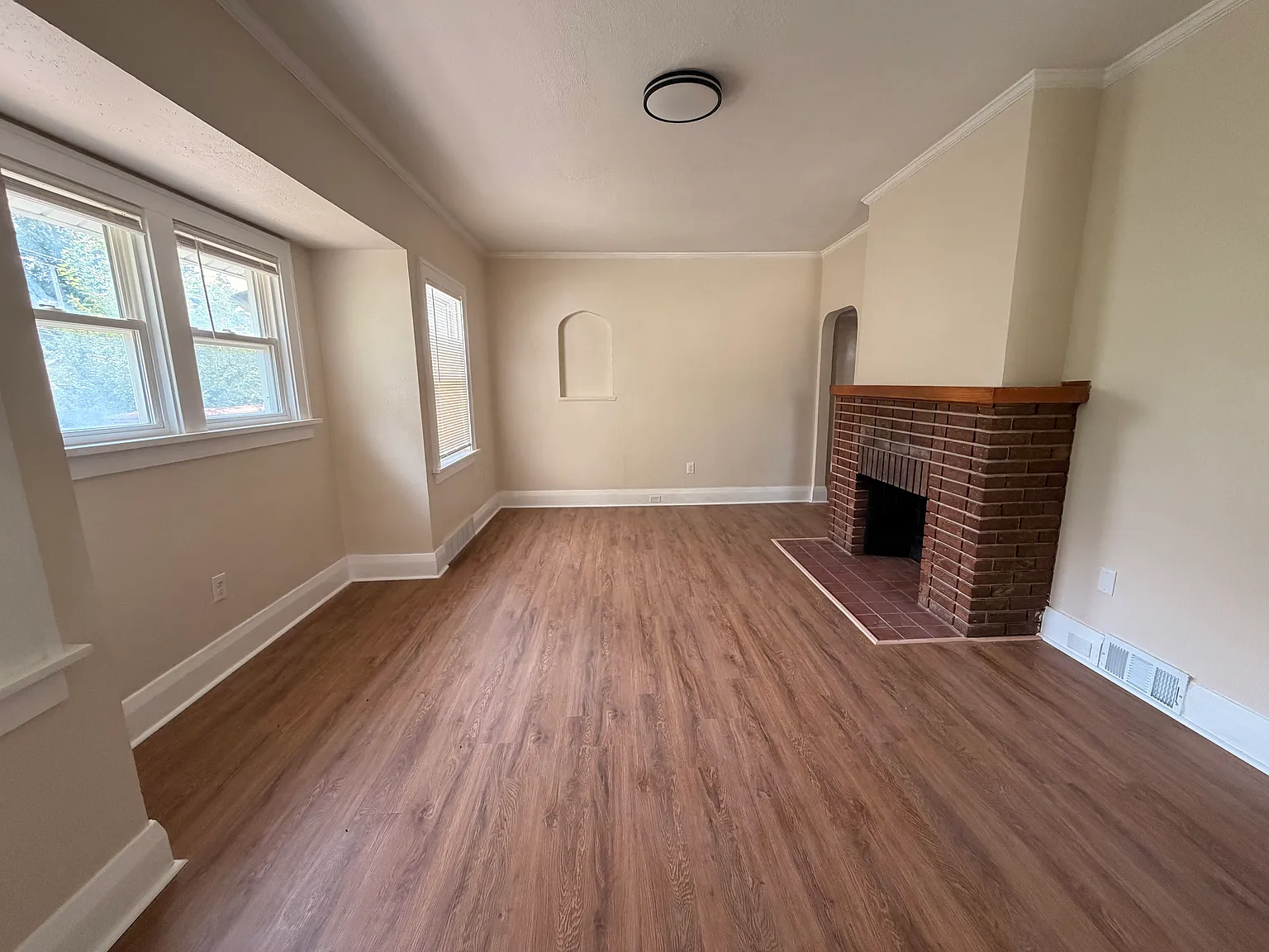 2 bed, 858 sqft, $1,100 — Photo 3