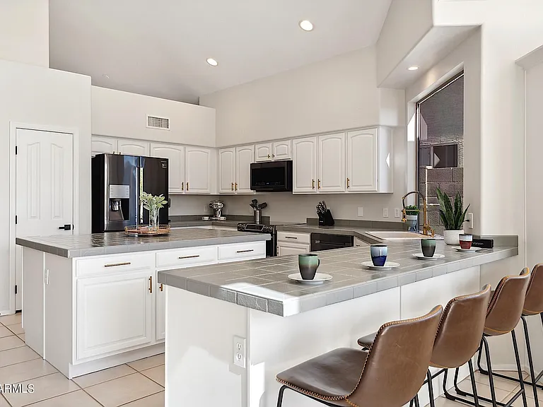 1125 E Irma Ln — Photo 17