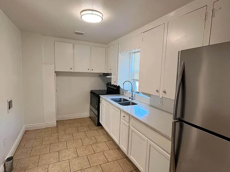 1148 N Lottie Ave — Photo 4