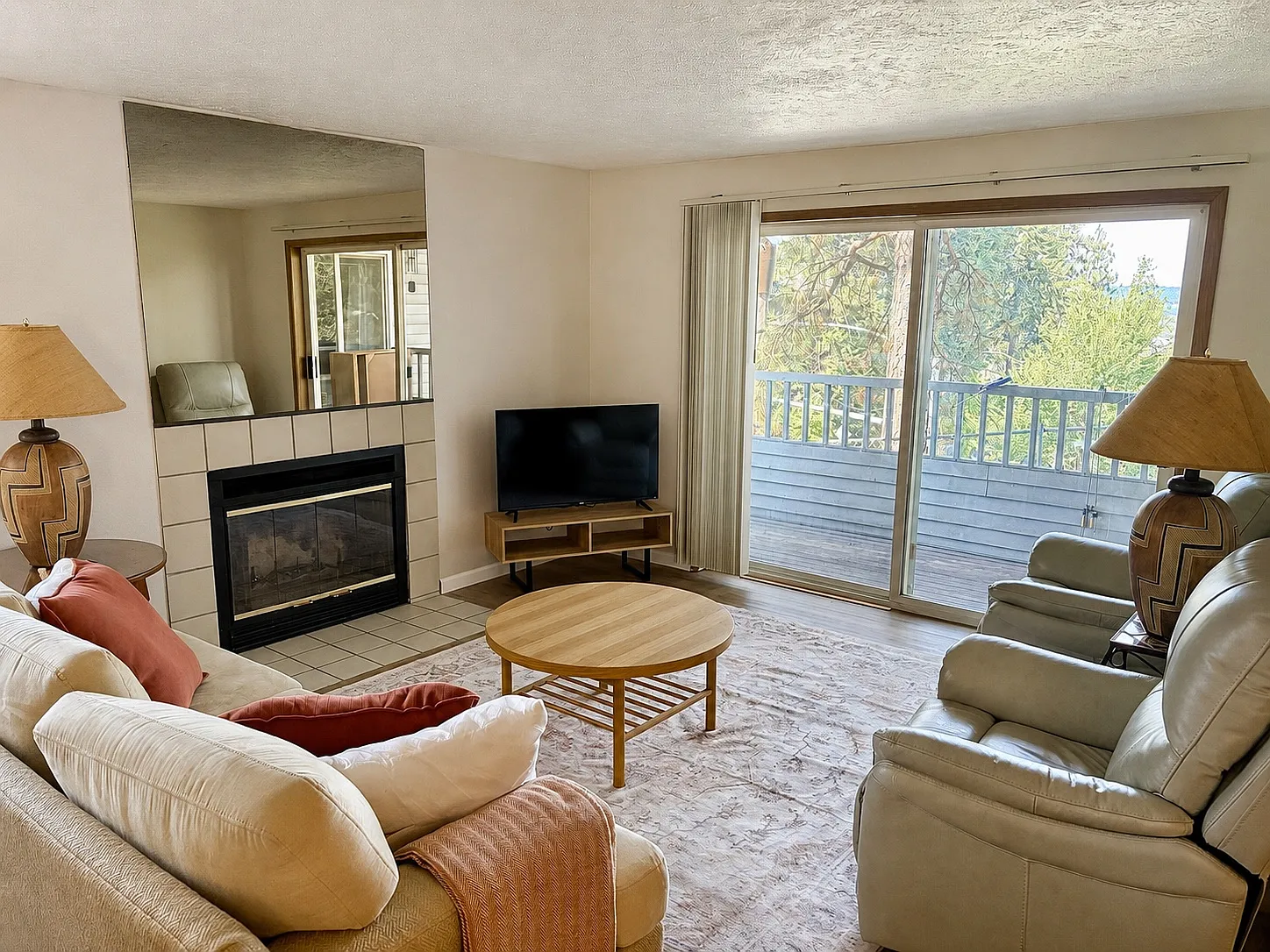 2 bed, 1045 sqft, $1,750 — Photo 2