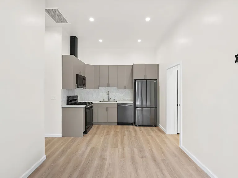 10327 Vanalden Ave — Photo 6