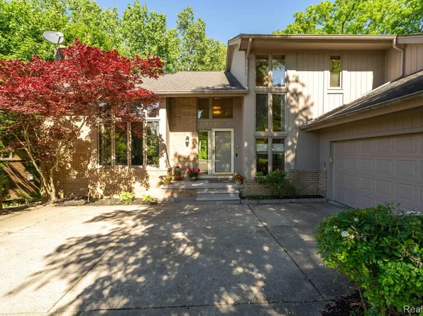39200 Heatherbrook Dr, Farmington Hills, MI 48331
