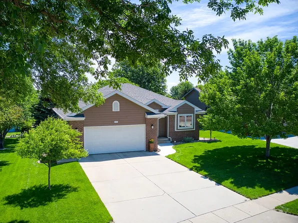 2608 Ella Ln, Yankton, SD 57078