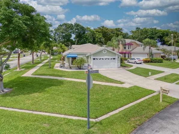 8095 Burlington Ct, Lake Worth, FL 33467