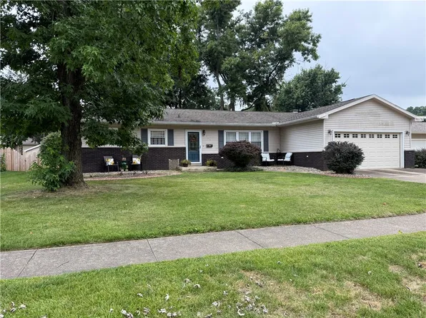 1018 Westgate Dr, Charleston, IL 61920