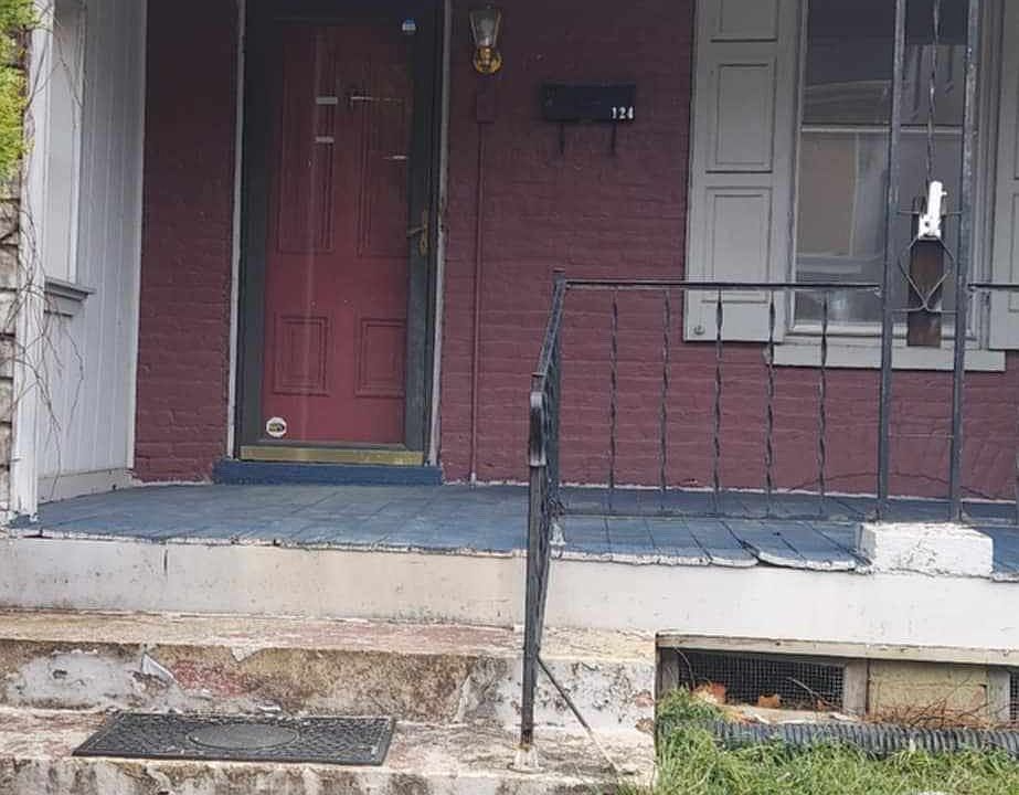 1st image of 124 E North Ave