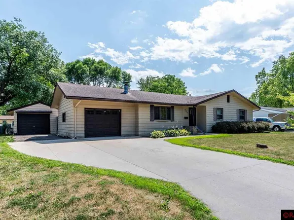 305 Maywood Ave, Eagle Lake, MN 56024