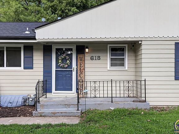 3rd image of 618 SW Crest Dr