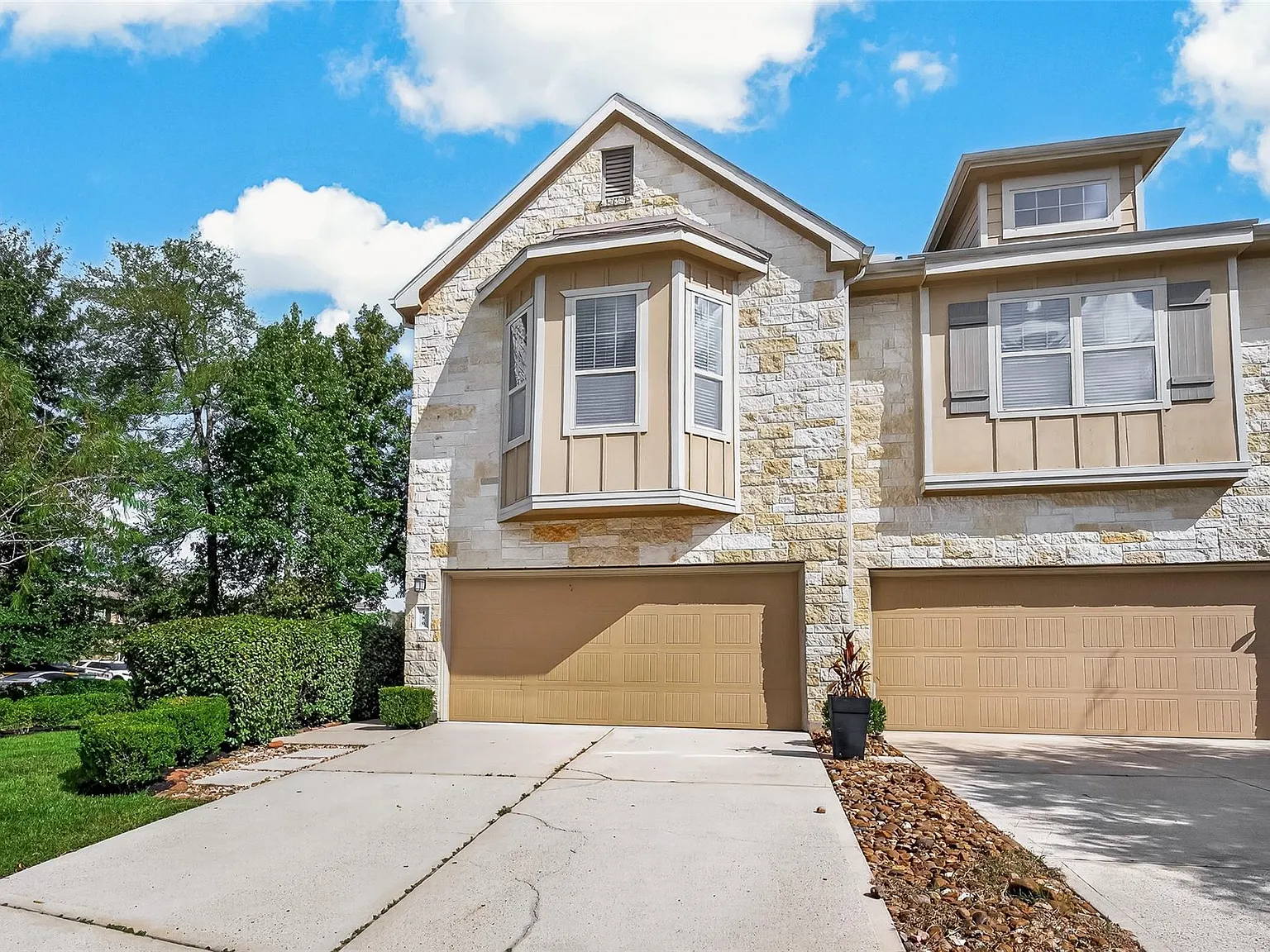 3 bed, 2.5 bath, 1924 sqft, $2,300 — Photo 4