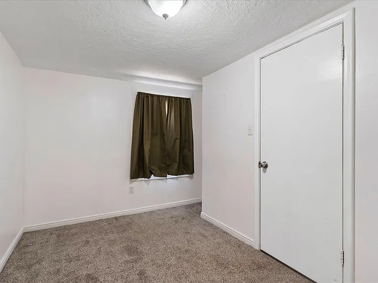 15 E Sylvia Dr — Photo 7