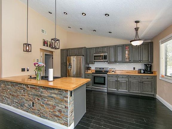 4th image of 703 Carrigan Ave