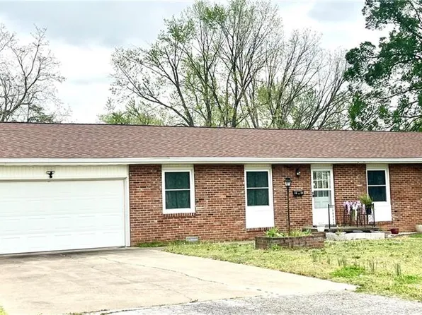 1610 N Main St, Nevada, MO 64772