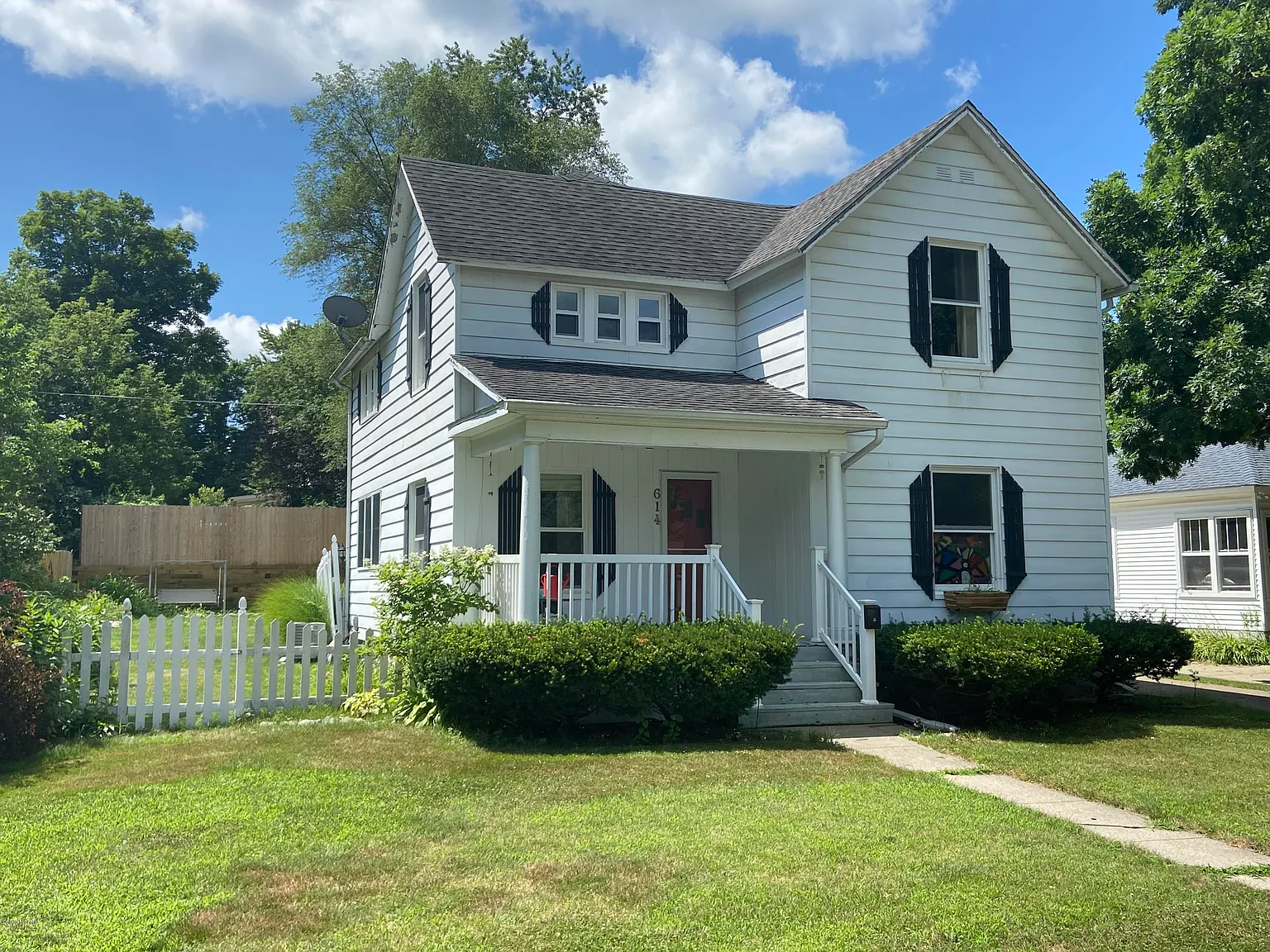 614 W Walnut St photo 1