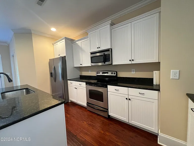 1211 Daisy Ct — Photo 9