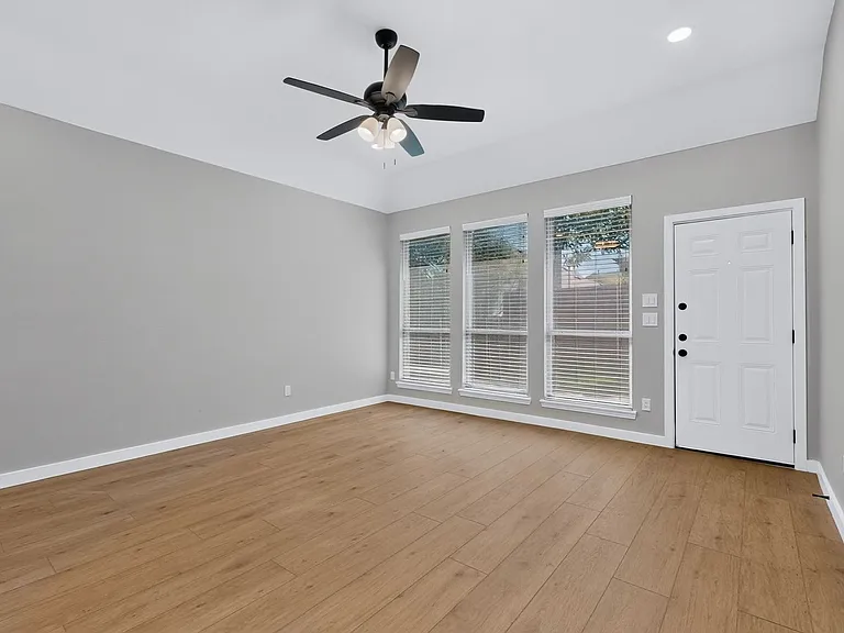 3312 Glen Crest Ln — Photo 10