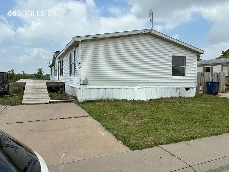 663 E Mills Dr — Photo 2