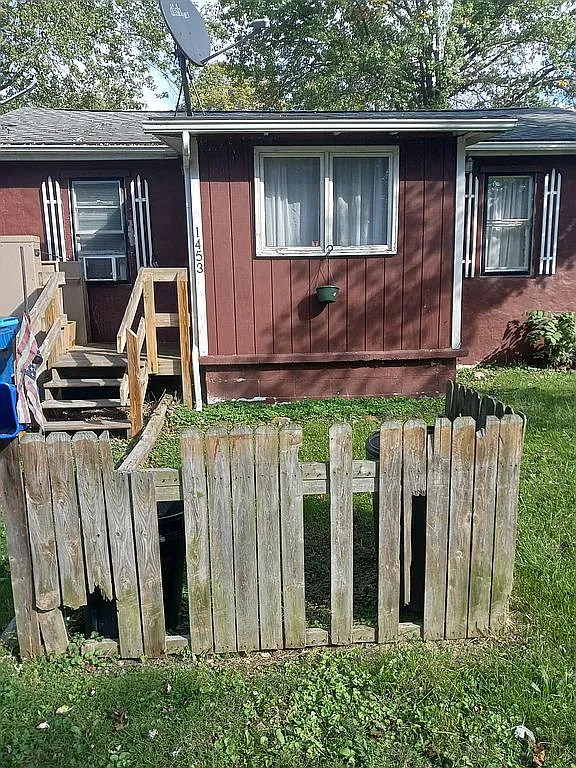 1453 6th St photo 1