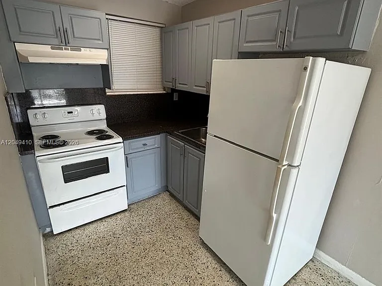 1047 SW 7th St #12 — Photo 4